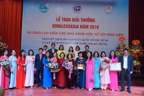 Tập thể cán bộ nữ Bộ môn Công nghệ Môi trường, Khoa Môi trường, Trường ĐHKHTN và các cán bộ Nhà trường chụp ảnh kỷ niệm nhân dịp nhận giải thưởng Kovalevskaia 2018.