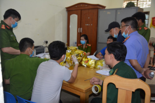 Công an giám định số ma túy đá trong 23 bao tải được các đối tượng bỏ bên đường tại Quỳnh Lưu, Nghệ An Công an giám định số ma túy đá trong 23 bao tải được các đối tượng bỏ bên đường tại Quỳnh Lưu, Nghệ An