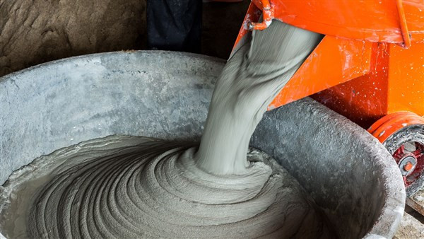 Bé trai 7 tuổi bỏng vì… vữa xi măng
