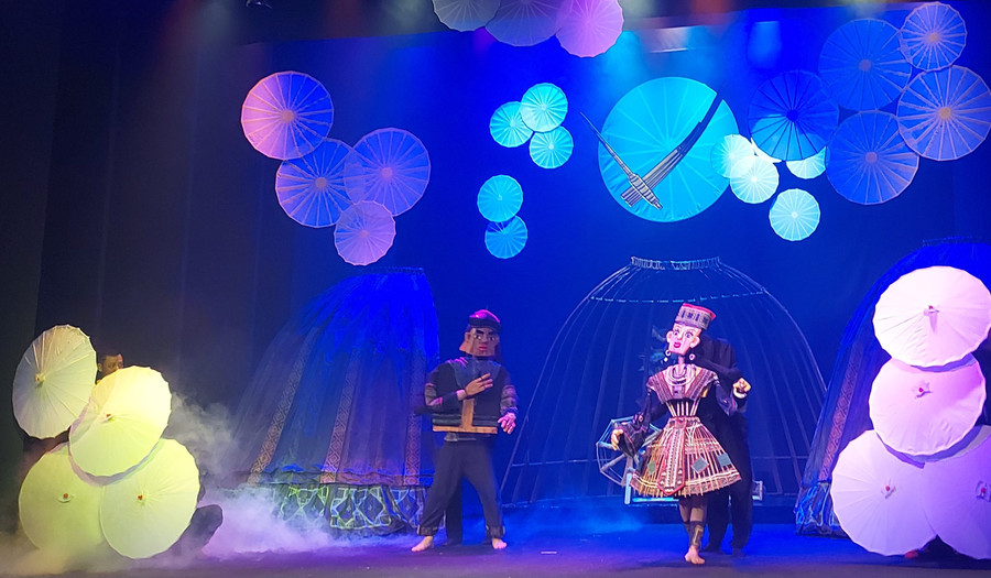 Vở rối cạn &apos;Bản tình ca trên núi&apos; được dàn dựng từ kịch bản viết từ 60 năm trước tại Liên hoan quốc tế sân khấu thử nghiệm lần thứ V năm 2022. Ảnh: Bình Thanh.