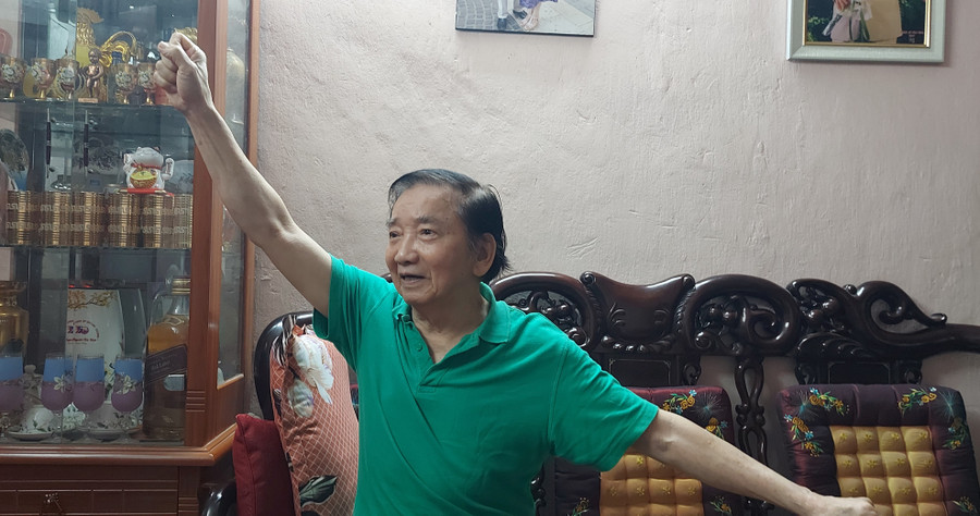 Vừa trò chuyện, NSƯT Như Bình vừa say sưa nhớ lại những vũ điệu trong tiết mục &apos;Tuần đuốc&apos; mà ông biểu diễn dưới địa đạo Vịnh Mốc (Vĩnh Linh, Quảng Trị) lúc tuổi đôi mươi. Ảnh: Bình Thanh.