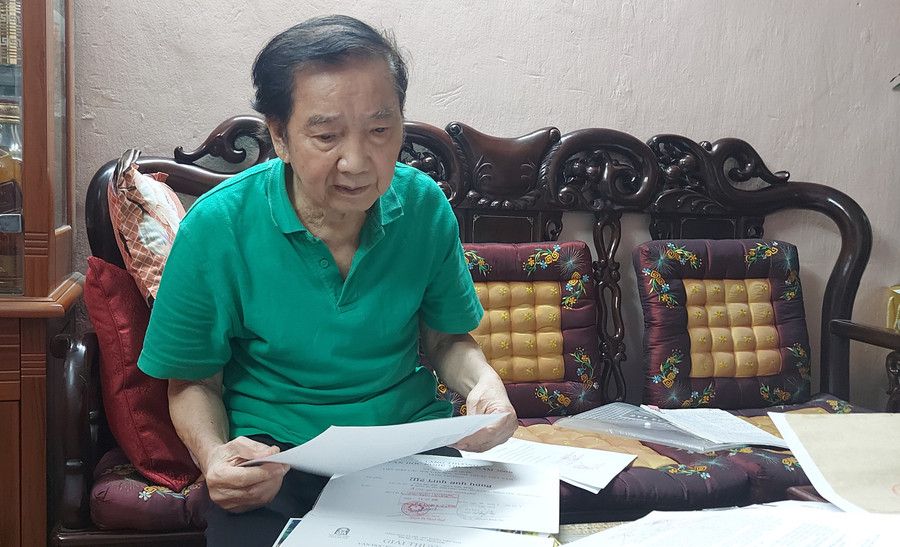 Dù đã ở tuổi xưa nay hiếm nhưng NSƯT Như Bình vẫn ghi chép và nghiên cứu về nghệ thuật múa. Ảnh: Bình Thanh.