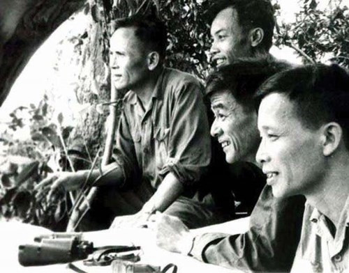 Thiếu tướng Chu Huy Mân (ngoài cùng, bên trái), Tư lệnh Quân khu V, trong một chiến dịch tại Mặt trận Tây Nguyên, tháng 6/1972. Ảnh tư liệu Thiếu tướng Chu Huy Mân (ngoài cùng, bên trái), Tư lệnh Quân khu V, trong một chiến dịch tại Mặt trận Tây Nguyên, tháng 6/1972. Ảnh tư liệu