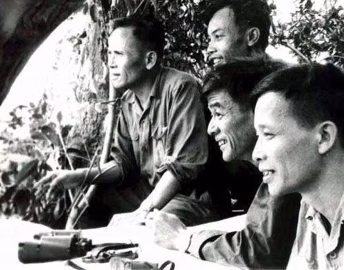 Thiếu tướng Chu Huy Mân (ngoài cùng, bên trái), Tư lệnh Quân khu V, trong một chiến dịch tại Mặt trận Tây Nguyên, tháng 6/1972. Ảnh tư liệu