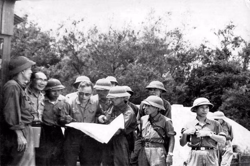 Đồng chí Chu Huy Mân (thứ tư, từ trái sang) kiểm tra, theo dõi các mũi tiến công của Quân Giải phóng đánh vào TP Đà Nẵng (tháng 3/1975). Ảnh tư liệu