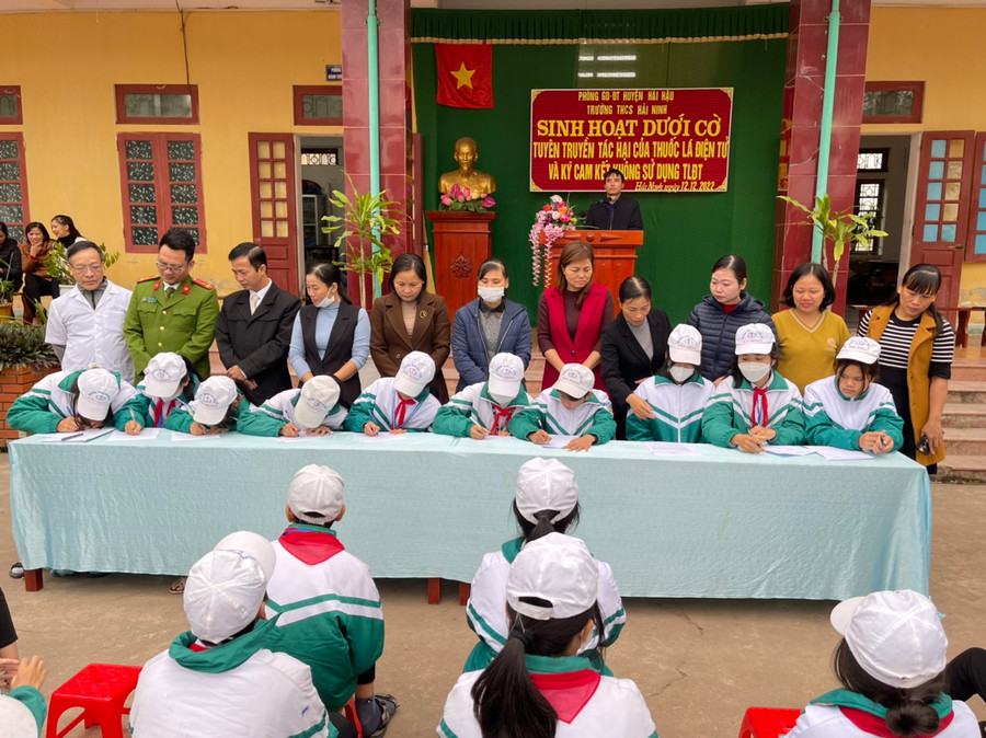 Học sinh Trường THCS Hải Ninh, huyện Hải Hậu (Nam Định) ký cam kết không sử dụng thuốc lá điện tử Học sinh Trường THCS Hải Ninh, huyện Hải Hậu (Nam Định) ký cam kết không sử dụng thuốc lá điện tử