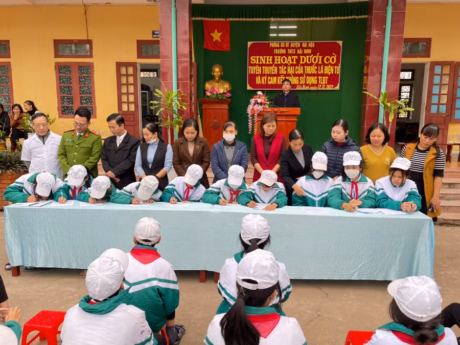 Học sinh Trường THCS Hải Ninh, huyện Hải Hậu (Nam Định) ký cam kết không sử dụng thuốc lá điện tử