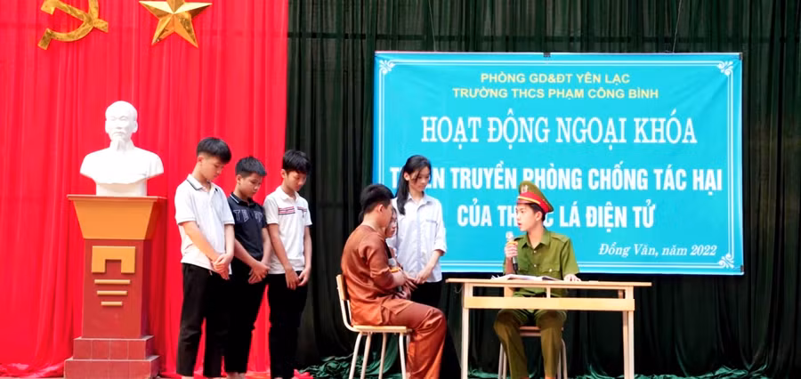 Học sinh Trường THCS Phạm Công Bình, huyện Yên Lạc (Vĩnh Phúc) diễn kịch về phòng, chống tác hại của thuốc lá điện tử.