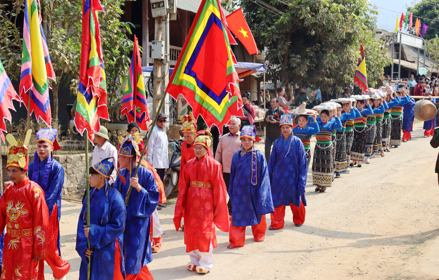 Nghi thức rước kiệu, dâng lễ tại Lễ hội Mường Xia năm 2023.