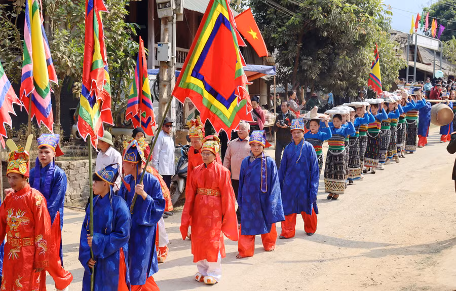 Nghi thức rước kiệu, dâng lễ tại Lễ hội Mường Xia năm 2023.