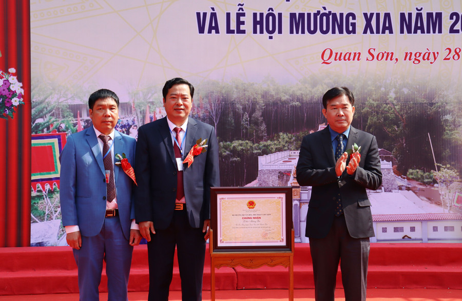 Lãnh đạo huyện Quan Sơn và lãnh đạo xã Sơn Thủy đón Bằng chứng nhận Di sản văn hóa phi vật thể quốc gia Lễ hội Mường Xia.