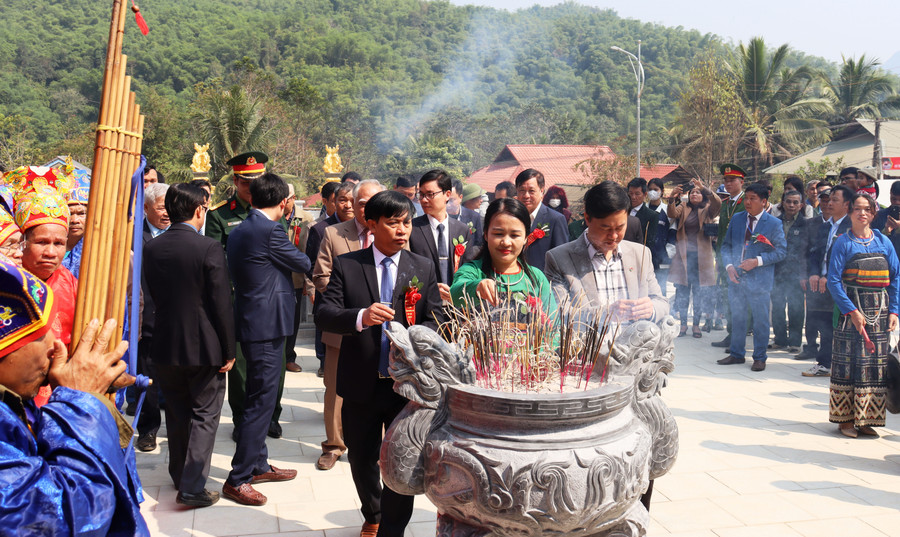 Lãnh đạo Cục Di sản Văn hóa và lãnh đạo tỉnh Thanh Hóa cùng lãnh đạo huyện Quan Sơn tham dự lễ dâng hương tại Đền thờ Tư Mã Hai Đào, trong Lễ hội Mường Xia.