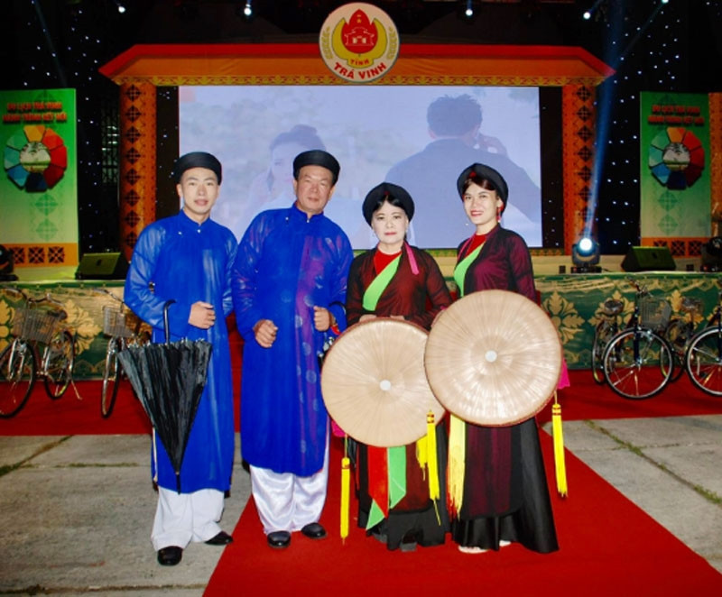 Nghệ sĩ Quý Thăng - Thu Hà (giữa) và các thành viên Câu lạc bộ Mười Nhớ trong một chương trình biểu diễn. Ảnh: NVCC. Nghệ sĩ Quý Thăng - Thu Hà (giữa) và các thành viên Câu lạc bộ Mười Nhớ trong một chương trình biểu diễn. Ảnh: NVCC.