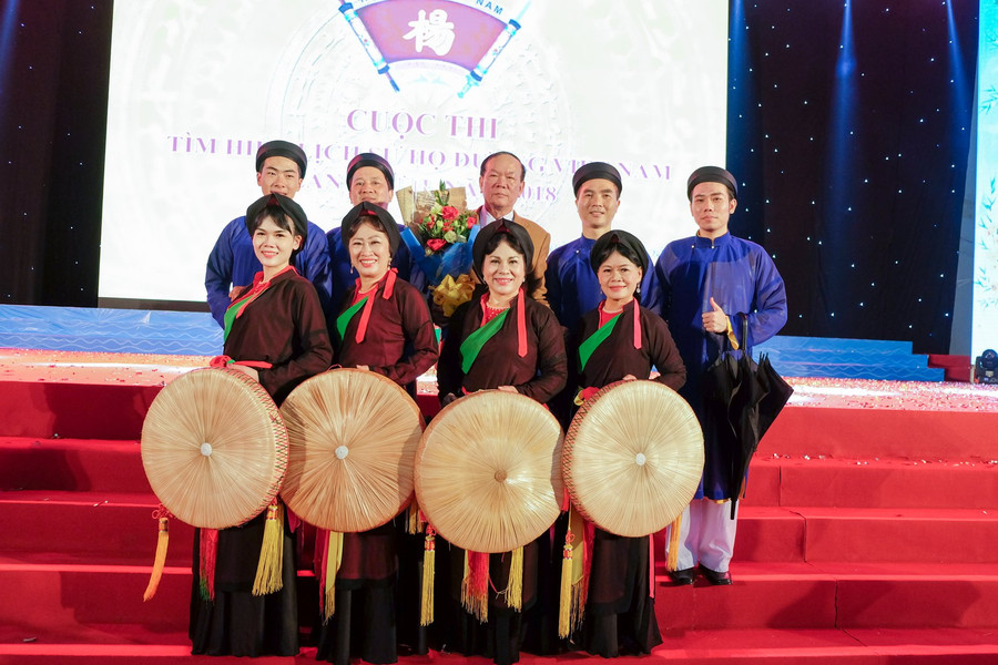 Nghệ sĩ Quý Thăng (thứ 3 từ phải sang, hàng sau) và các thành viên Câu lạc bộ Mười Nhớ trong một chương trình biểu diễn. Nghệ sĩ Quý Thăng (thứ 3 từ phải sang, hàng sau) và các thành viên Câu lạc bộ Mười Nhớ trong một chương trình biểu diễn.