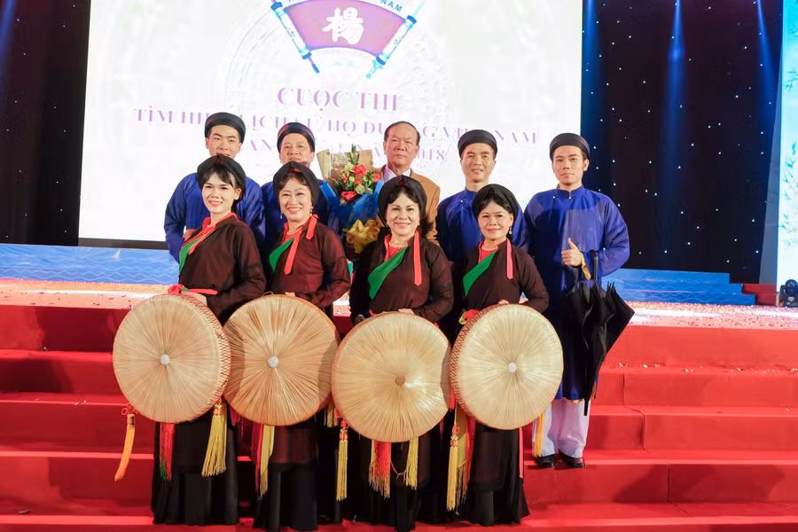 Nghệ sĩ Quý Thăng (thứ 3 từ phải sang, hàng sau) và các thành viên Câu lạc bộ Mười Nhớ trong một chương trình biểu diễn.