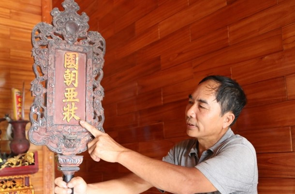 Bức biển bài có chữ &apos;Quốc triều á Trạng&apos; được con cháu dòng họ Phạm lưu giữ. Ảnh: INT