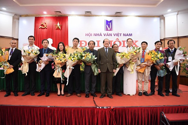 Nhà văn Khuất Quang Thụy (thứ 3 từ phải sang) và các nhà văn. Ảnh: NVCC Nhà văn Khuất Quang Thụy (thứ 3 từ phải sang) và các nhà văn. Ảnh: NVCC