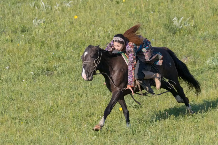 Phụ nữ Mông Cổ thành thạo cưỡi ngựa như kỵ binh. Ảnh: Atlasobscura.com - Alamy.com
