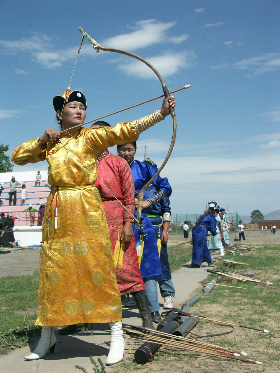 Trong Lễ hội Naadam thường niên, phụ nữ Mông Cổ thi bắn cung với đàn ông. Ảnh: Atlasobscura.com - Alamy.com