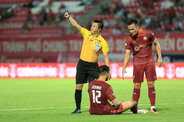 Trọng tài Hoàng Ngọc Hà điều khiển trận Hải Phòng FC thắng TopenLand Bình Định 3-1.