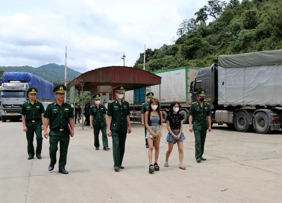 Hai cô gái được giải cứu đưa về Việt Nam an toàn qua Cửa khẩu quốc tế Cầu Treo. (Ảnh: Minh Toàn)