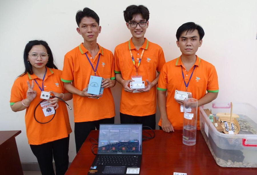 Thiết bị cảnh báo nghiêng cho tàu thuyền và nhóm nghiên cứu.