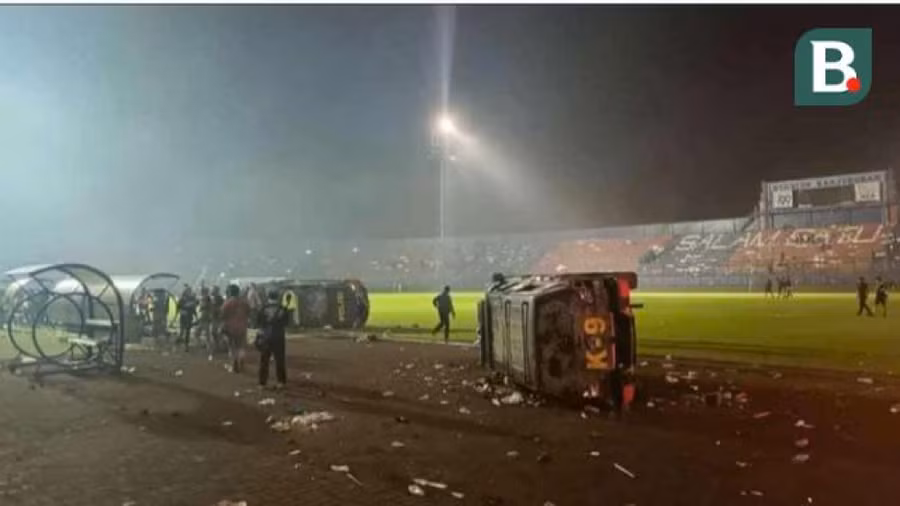 Thảm họa trong trận đấu bóng đá tại Indonesia đêm 1/10. Ảnh: Bola.