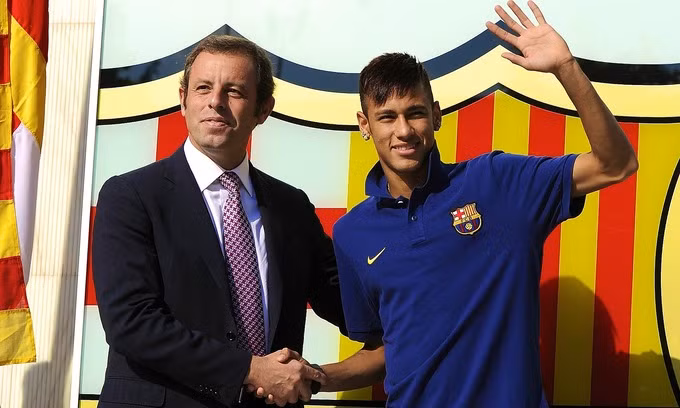 Cựu chủ tịch Resell (trái) từng bị bắt tạm giam 643 ngày.