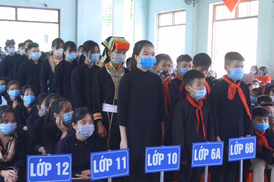 Các em học sinh đầu cấp khối 6 THCS và khối 10 THPT ra mắt trong lễ khai giảng. Ảnh: Việt Hà