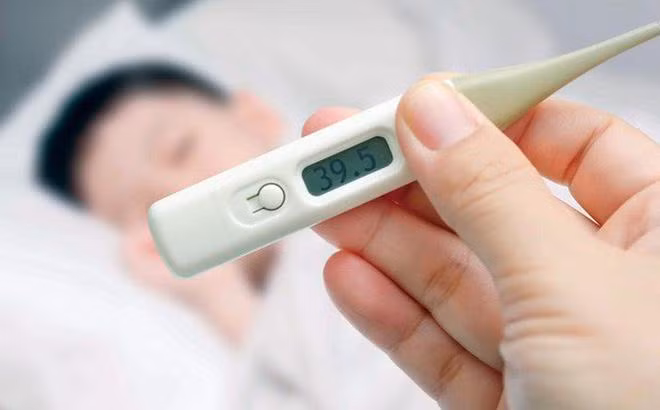 Điều quan trọng đầu tiên là cha mẹ cần hạ sốt đúng cách cho trẻ. 