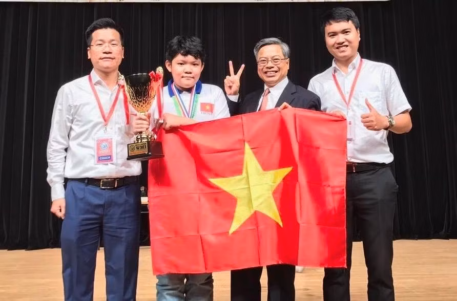 Học sinh Lương Mạnh Đức - đoạt Cúp Đặc biệt The Star of The World (Ngôi sao Thế giới) cho thí sinh đạt điểm cao nhất kỳ thi 