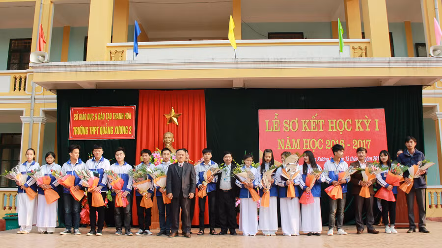 Thầy trò nhà trường trong lế sơ kết học kỳ 1 năm học 2016-2017
