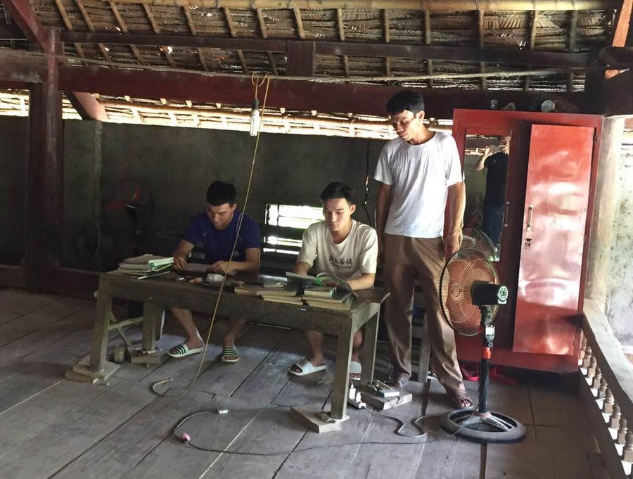 Góc học tập của 2 anh em Trường