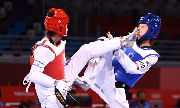 Kim Tuyền (bên phải) thi đấu tại Olympic Tokyo 2020.