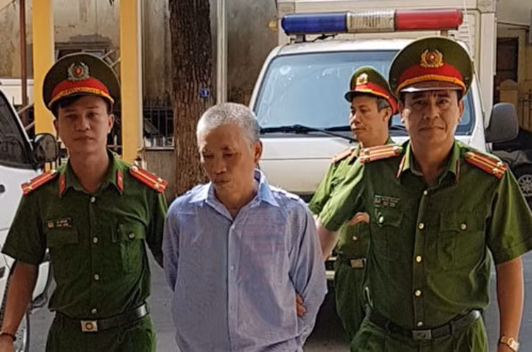 Bị cáo Trần Văn Tỉnh bị dẫn giải tới tòa.