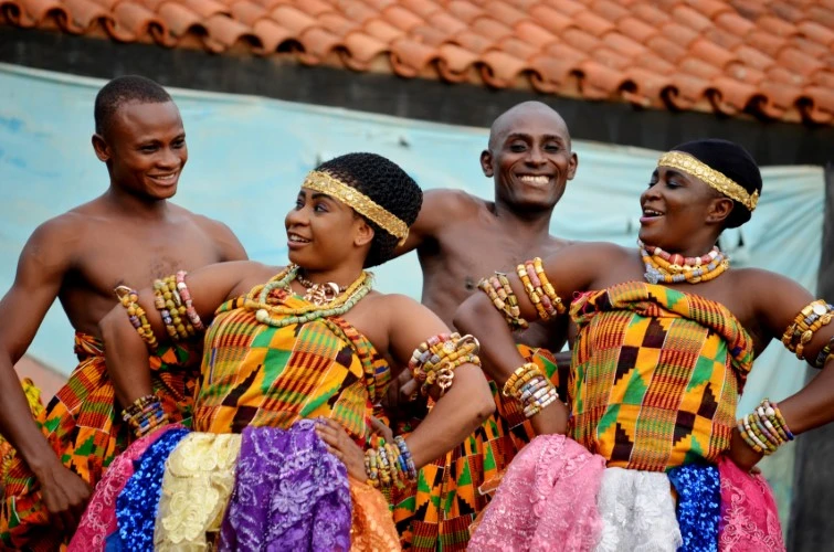 Kente, tấm vải dệt tay của người GHANA