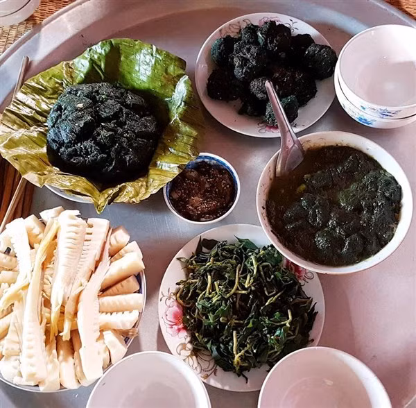 Mâm cơm đủ 4 món từ rêu: Rêu nướng, nộm rêu, canh rêu và chả rêu.