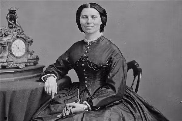 Clara Barton là người sáng lập Hội Chữ thập Đỏ Mỹ.