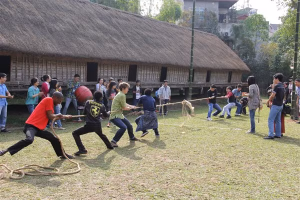 Người nước ngoài cũng thích thú với trò kéo co của Việt Nam.