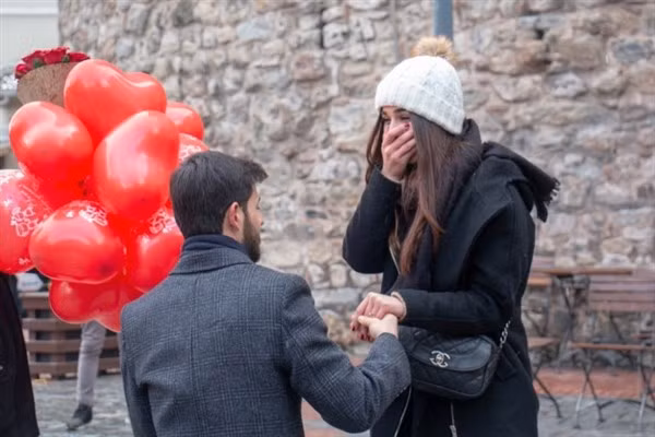 Người đàn ông đang cầu hôn người phụ nữ cạnh Tháp Galata, Thổ Nhĩ Kỳ. Ảnh: Shutterstocks