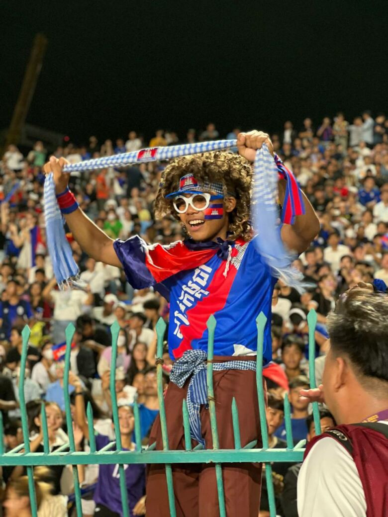 Cổ động viên Campuchia tự hào về màn trình diễn của thầy trò Honda.