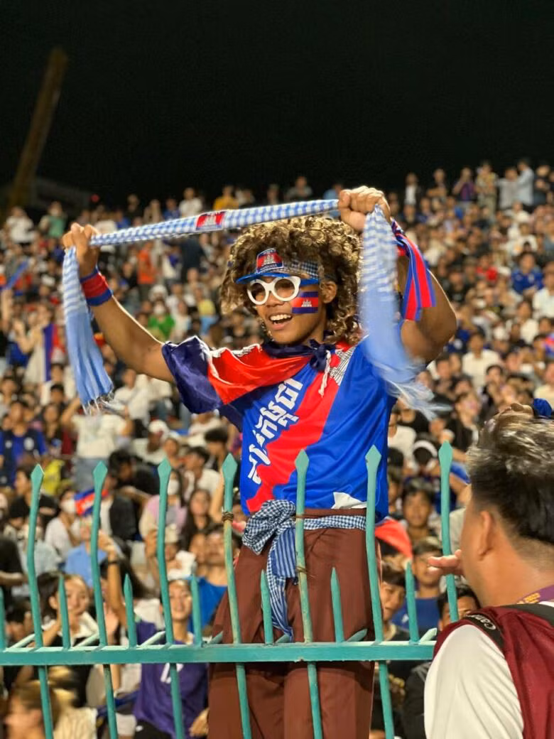 Cổ động viên Campuchia tự hào về màn trình diễn của thầy trò Honda.