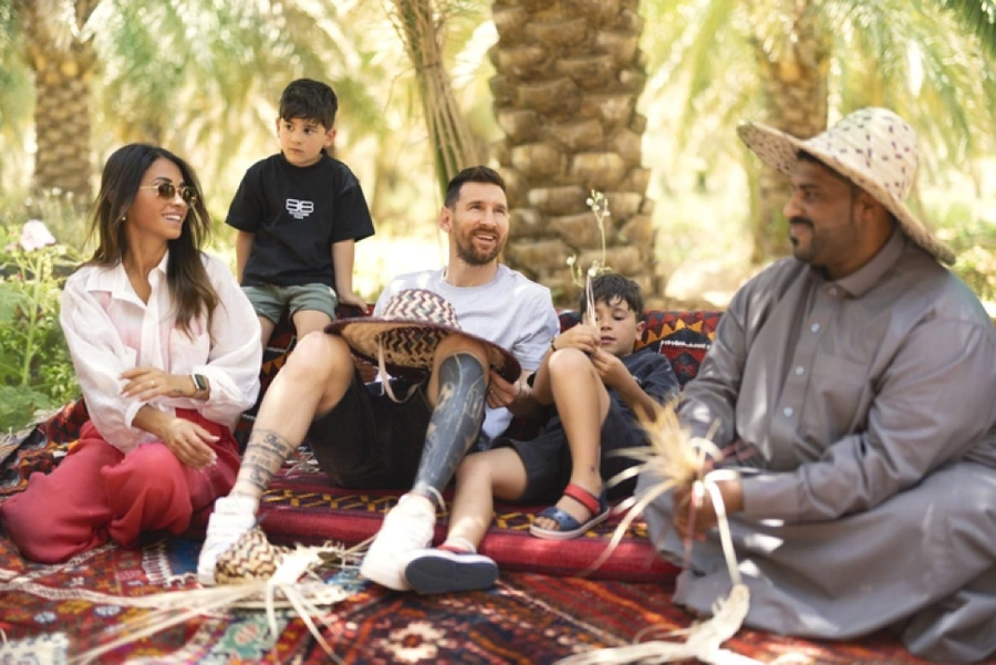 Messi cùng vợ con quảng bá du lịch cho Ả Rập Xê-út. Messi cùng vợ con quảng bá du lịch cho Ả Rập Xê-út.