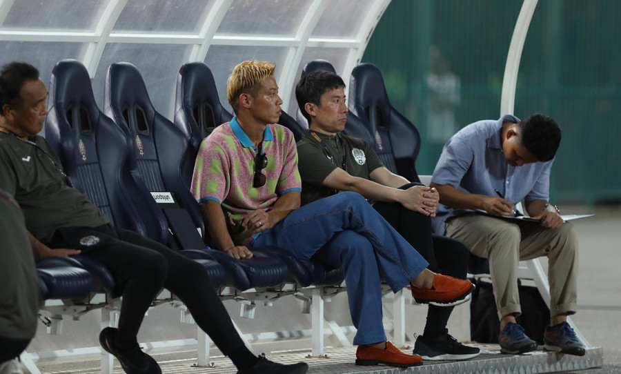 HLV Honda thất thần trên băng chỉ đạo khi U22 Campuchia vuột chiến thắng phút bù giờ.