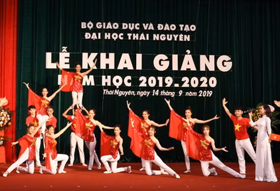 Những tiết mục văn nghệ chào mừng năm học mới của sinh viên ĐH Thái Nguyên.