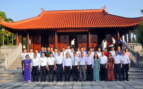 Đoàn đại biểu lãnh đạo ĐH Thái Nguyên, các đơn vị thành viên và sinh viên tiêu biểu dâng hương Bác Hồ và chụp ảnh lưu niệm tại Nhà truyền thống của Tỉnh ủy Thái Nguyên. Đoàn đại biểu lãnh đạo ĐH Thái Nguyên, các đơn vị thành viên và sinh viên tiêu biểu dâng hương Bác Hồ và chụp ảnh lưu niệm tại Nhà truyền thống của Tỉnh ủy Thái Nguyên.