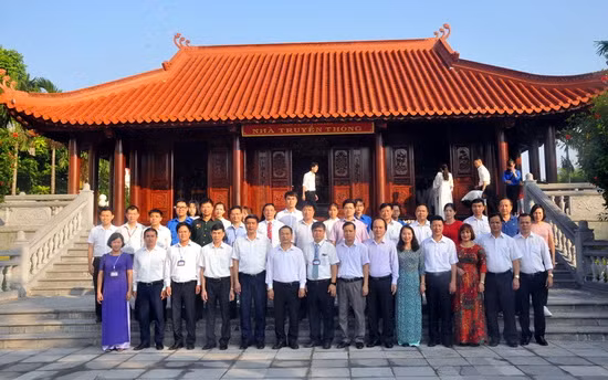 Đoàn đại biểu lãnh đạo ĐH Thái Nguyên, các đơn vị thành viên và sinh viên tiêu biểu dâng hương Bác Hồ và chụp ảnh lưu niệm tại Nhà truyền thống của Tỉnh ủy Thái Nguyên.