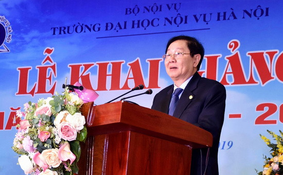 Bộ trưởng Lê Vĩnh Tân phát biểu giao nhiệm vụ tại lễ khai giảng