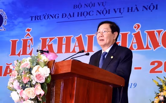 Bộ trưởng Lê Vĩnh Tân phát biểu giao nhiệm vụ tại lễ khai giảng