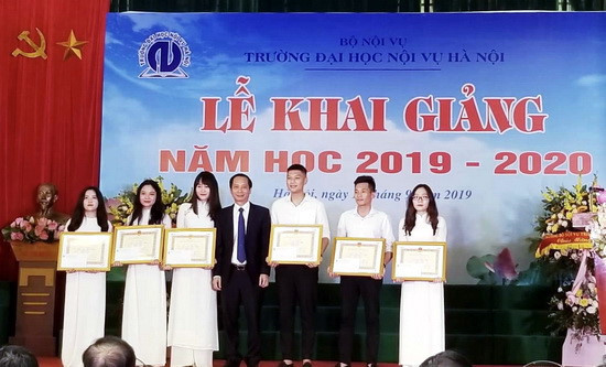 PGS.TS Nguyễn Bá Chiến khen thưởng học sinh đạt thành tích cao trong học tập